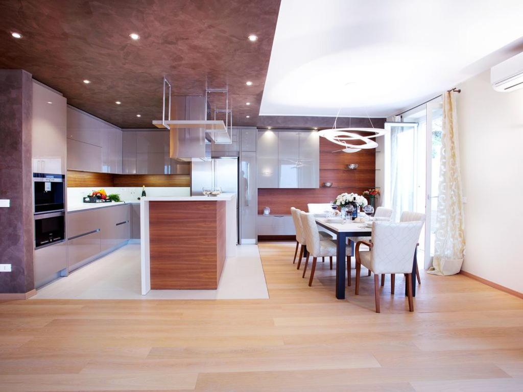 Кухня або міні-кухня у State of the art home suite with 180° panoramic lake view, pool, sauna & jacuzzi