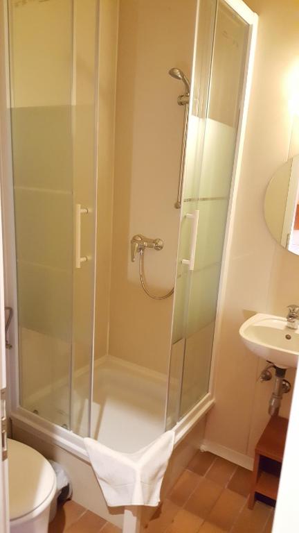 Un baño de Pension Madara