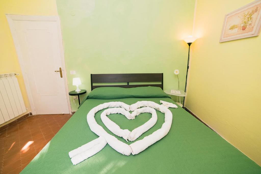 Łóżko lub łóżka w pokoju w obiekcie B&B Bouganville