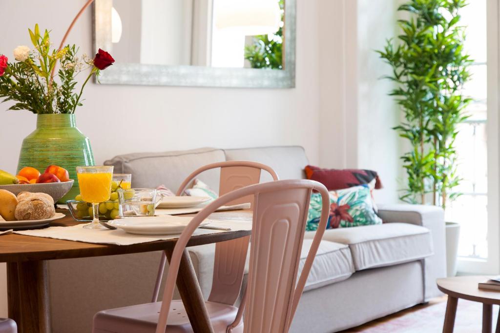 リスボンにある2 suites stylish flat at bairro alto-principe realのリビングルーム(果物入りテーブル付)