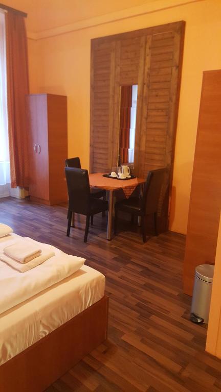 Una cama o camas en una habitación de Pension Madara