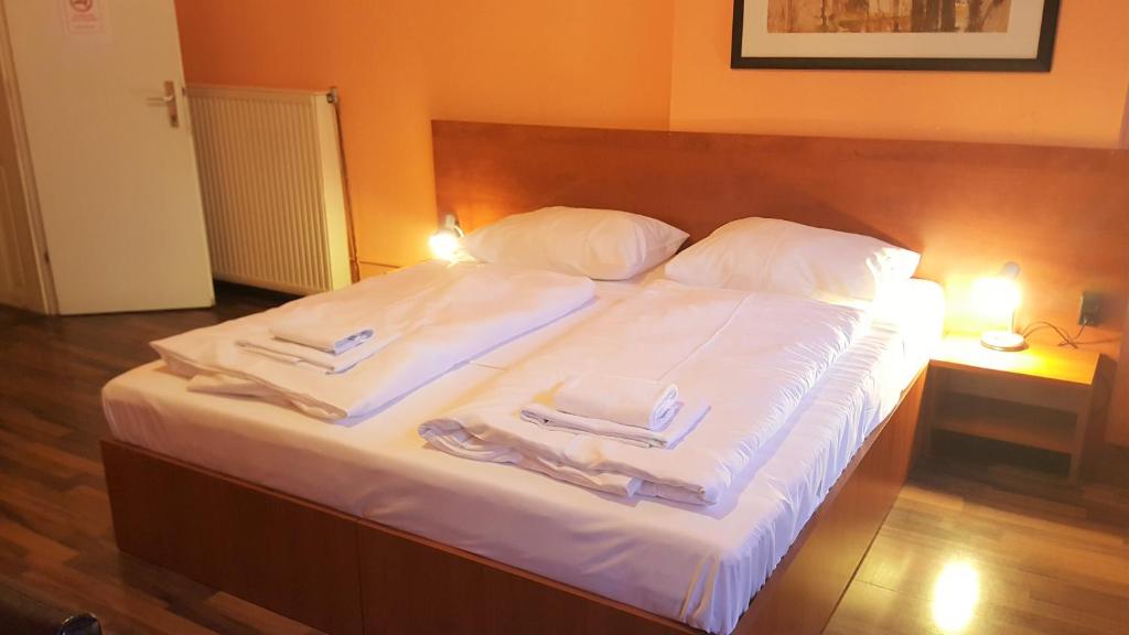 Una cama o camas en una habitación de Pension Madara
