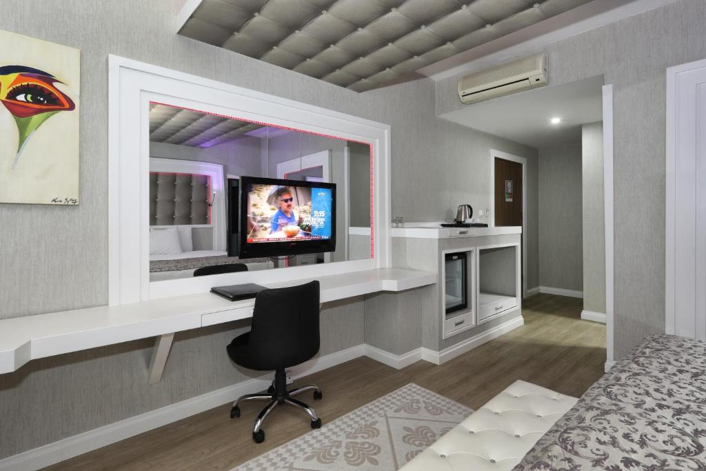 TV a/nebo společenská místnost v ubytování Seckin Hotel