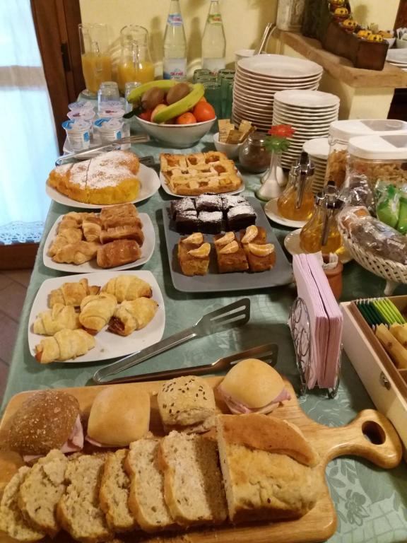 una mesa cubierta con muchos tipos diferentes de comida en La Fornasaccia, en Cesena