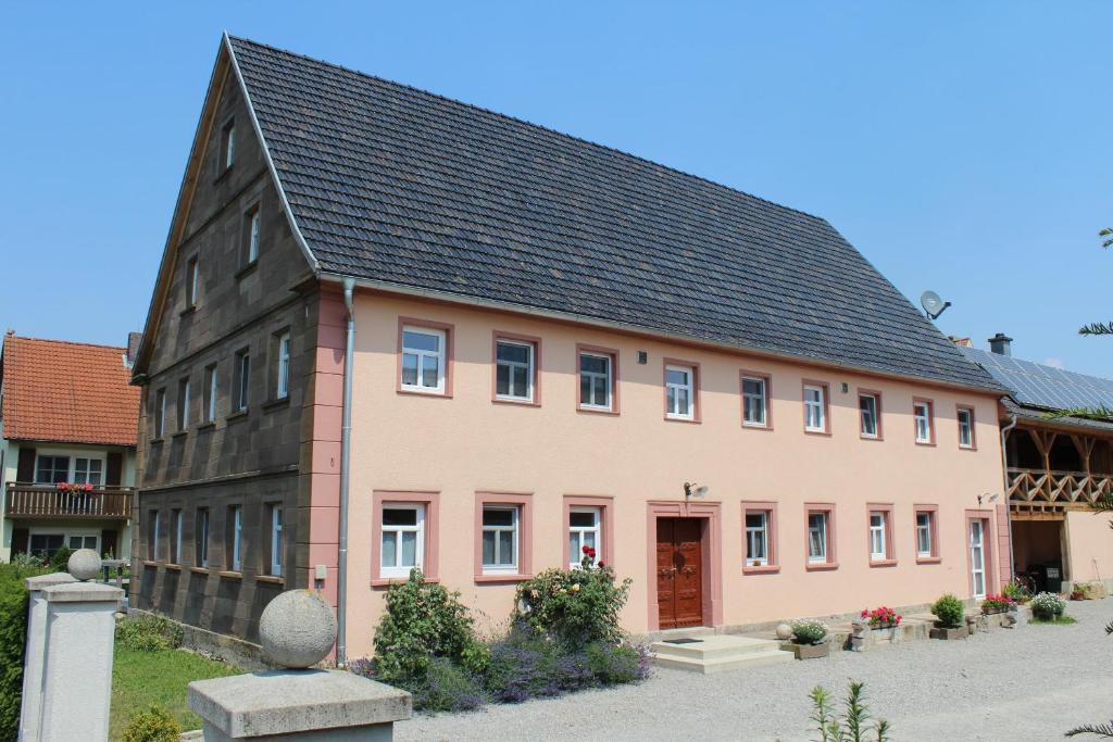 una grande casa con tetto nero di Landurlaub Jung a Ohrenbach