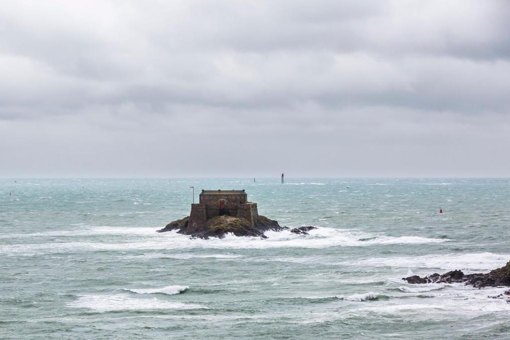 una pequeña isla en medio del océano en Le Chateaubriand by Cocoonr, en Saint-Malo