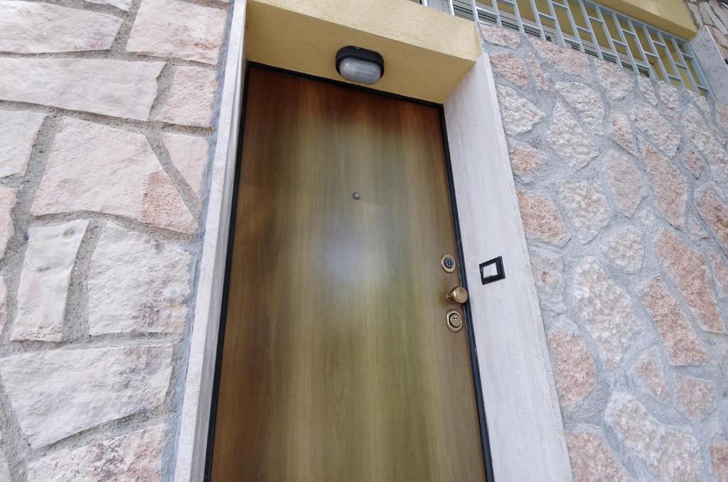 una porta in un edificio con un muro di pietra di Bologna Città Turrita B&B a Bologna