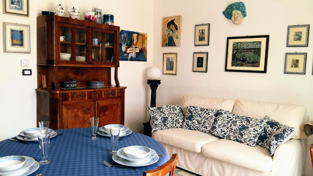 un soggiorno con divano e tavolo di Dimora Blu a Cisternino
