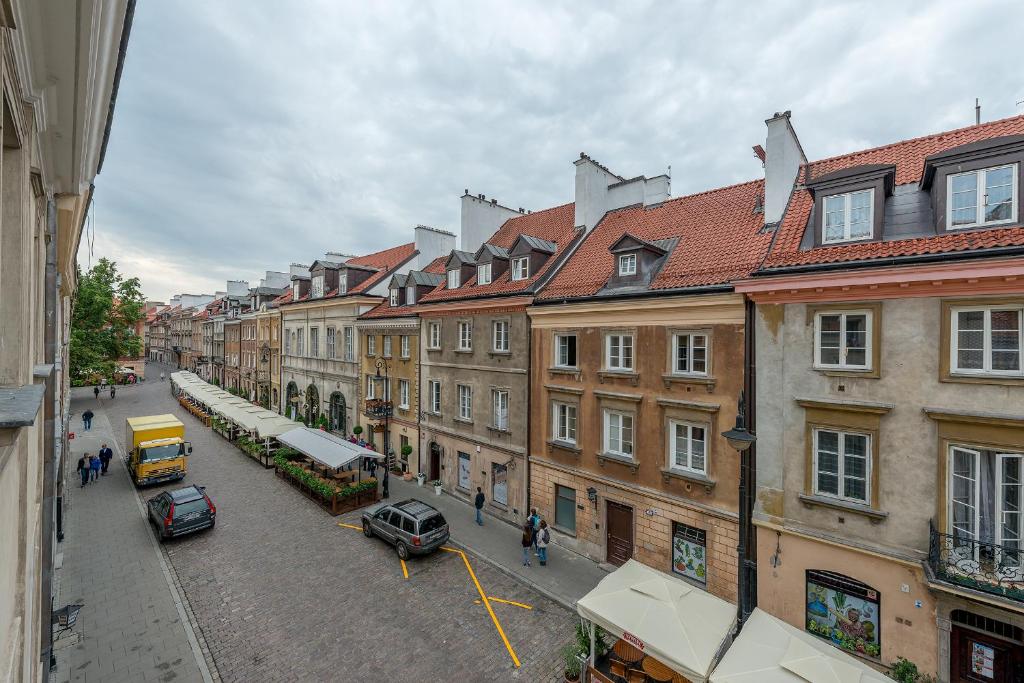 ワルシャワにあるP&O Apartments Fretaの路上に停められた建物や車が並ぶ街道