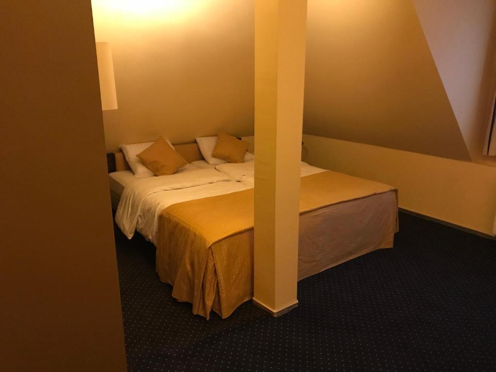 Postel nebo postele na pokoji v ubytování Hotel Podzamcze