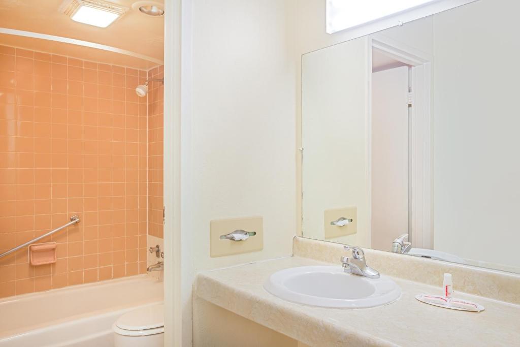 Bristol Parkway inn photo