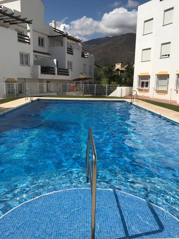 una gran piscina frente a un edificio en Estepona valle romano, en Estepona