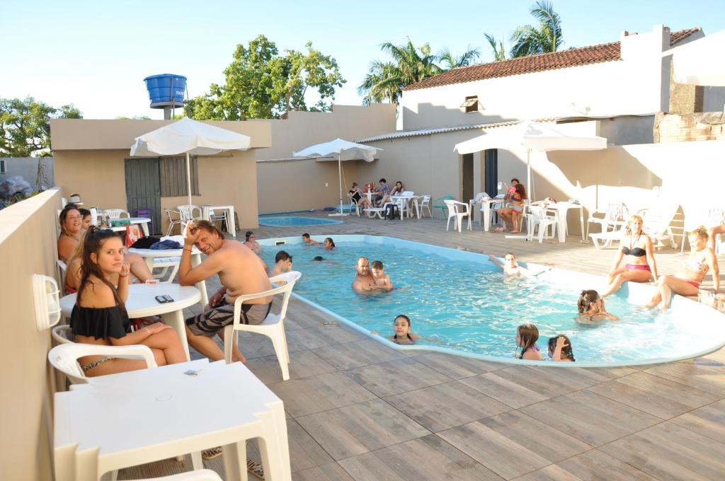 un grupo de personas en la piscina de un complejo en Marechal Plaza Hotel, en São Gabriel