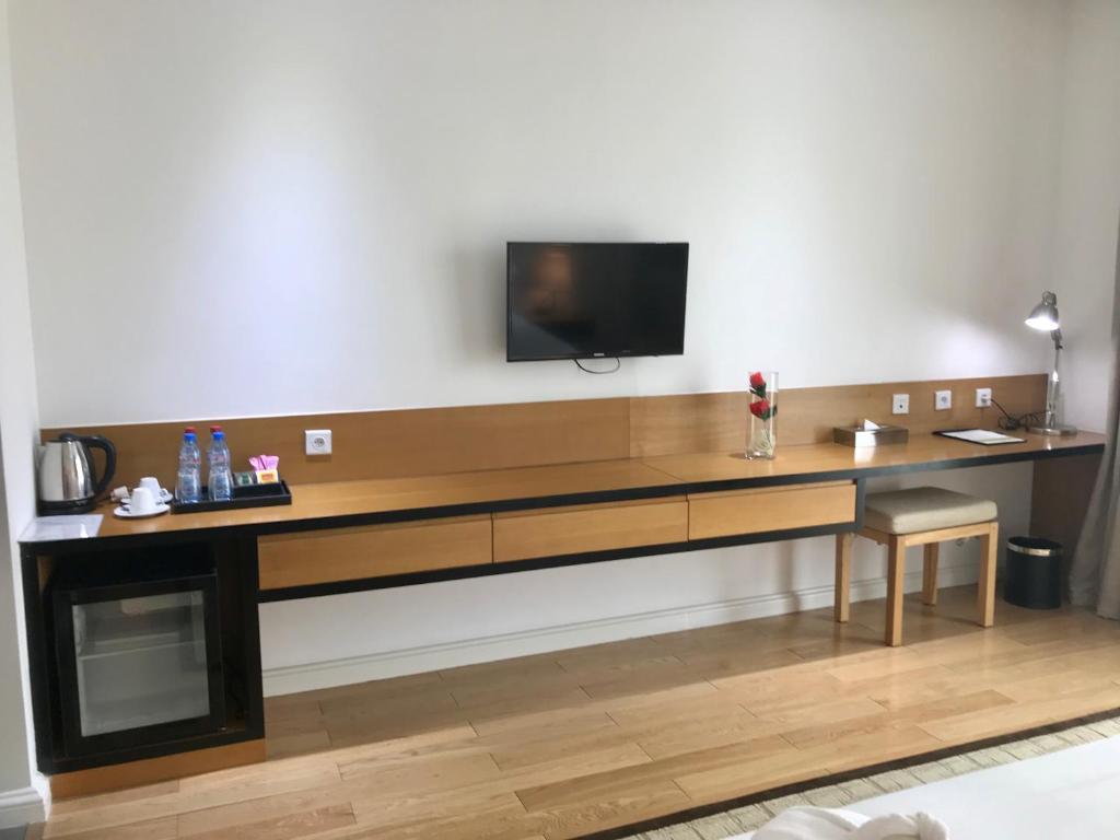 TV a/nebo společenská místnost v ubytování Pefaco Hotel Maya Maya