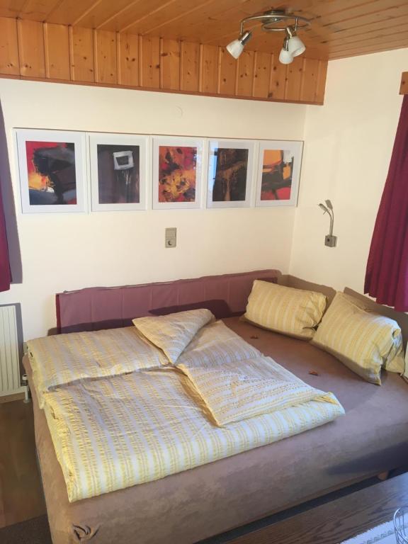 シュルンスにあるHaus Loretzの壁に絵が描かれたベッドルームのベッド1台