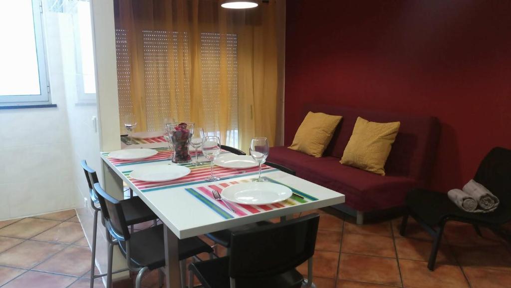 ein Wohnzimmer mit einem Tisch und einem Sofa in der Unterkunft Domus Bracari in Braga