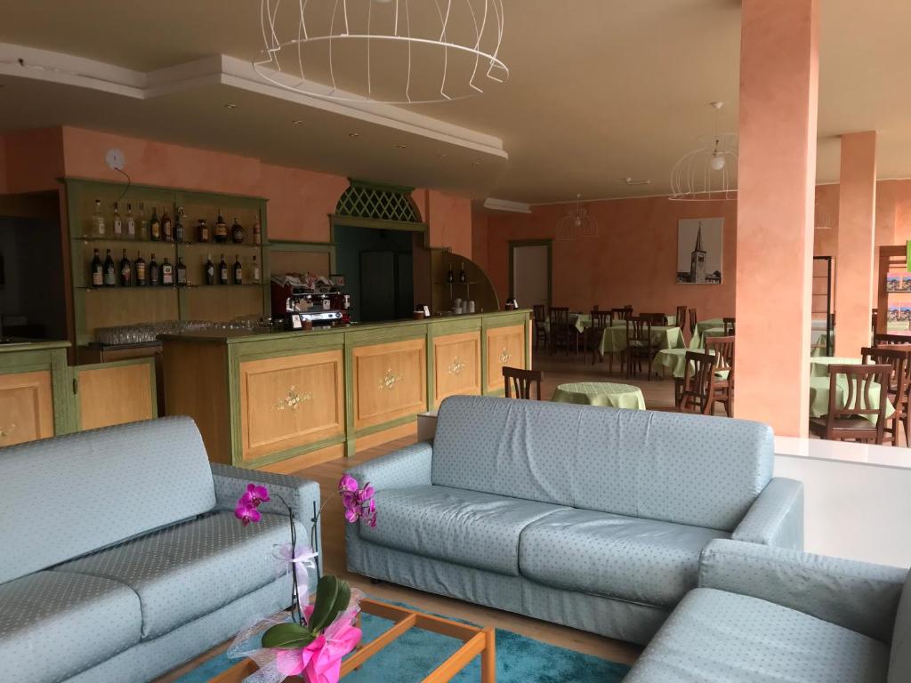 sala de estar con 2 sofás y cocina en Hotel La Pieve, en Pieve Vergonte