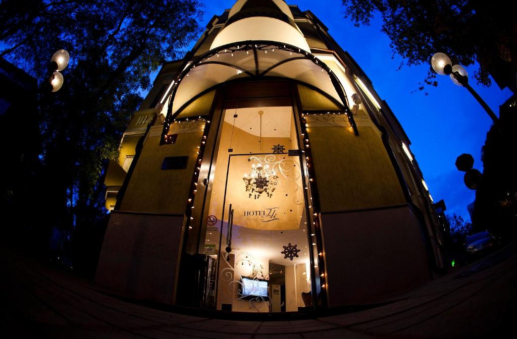 un bâtiment avec une porte munie de flocons de neige dans l'établissement Hi Boutique Hotel, à Varna