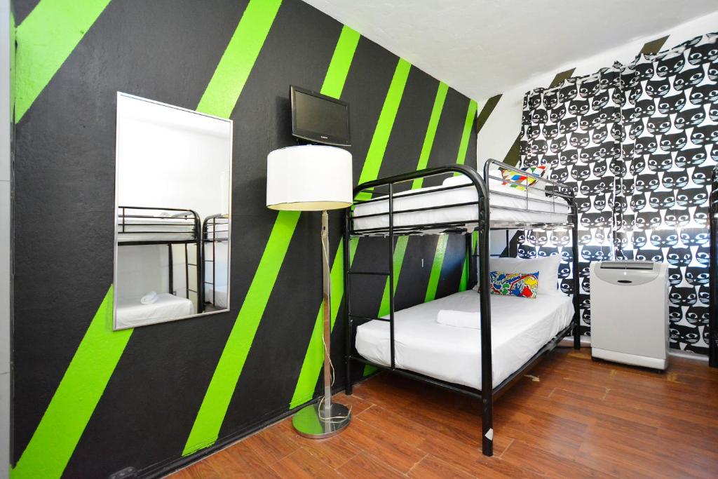 South Beach Rooms and Hostel - Cama En Habitación De Dormitorios Femenino De 6 Camas