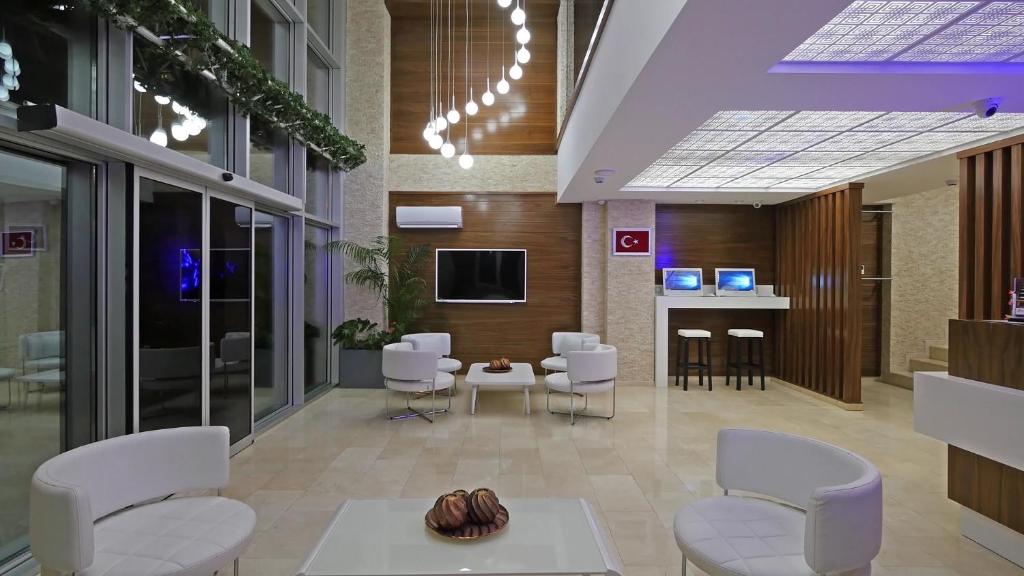 TV a/nebo společenská místnost v ubytování Endglory Hotel