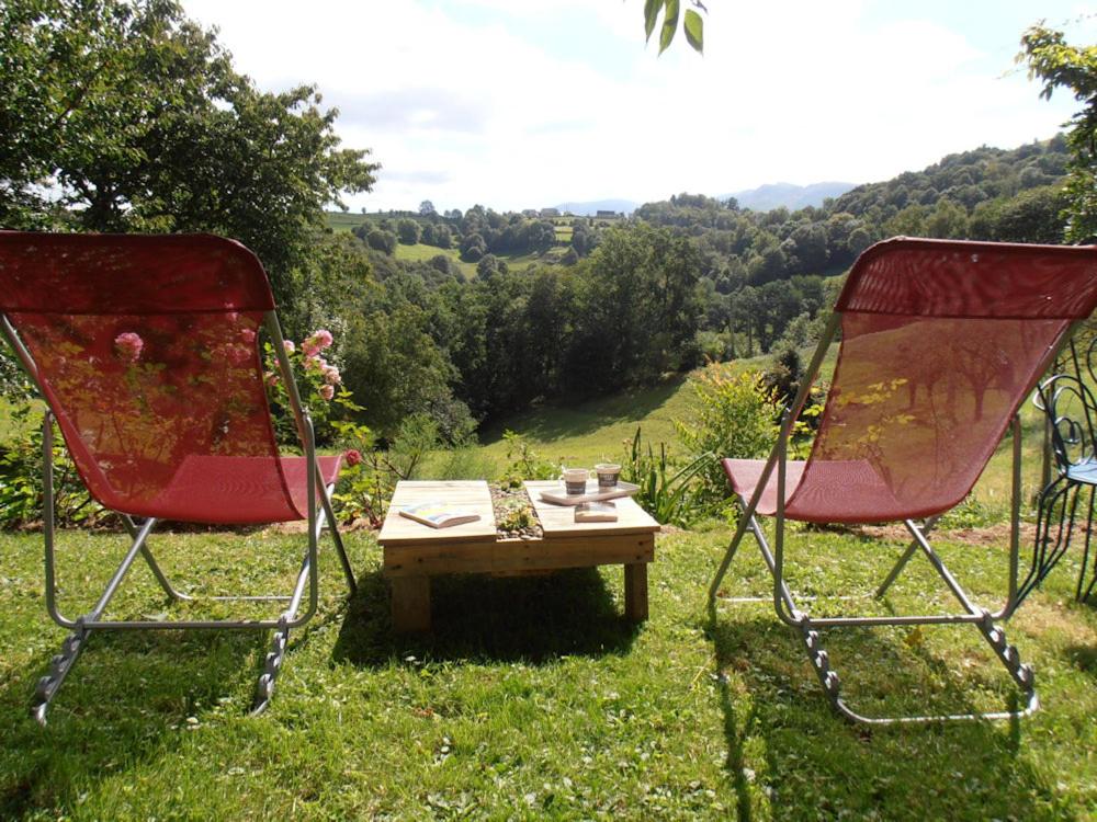 2 chaises et une table dans l'herbe dans l'établissement Chambres d'hôtes Era Honteta, à Artigues