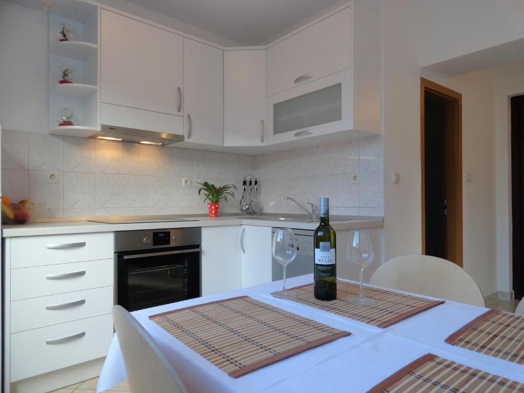 Kuchyňa alebo kuchynka v ubytovaní APARTMENTS ANICA 2
