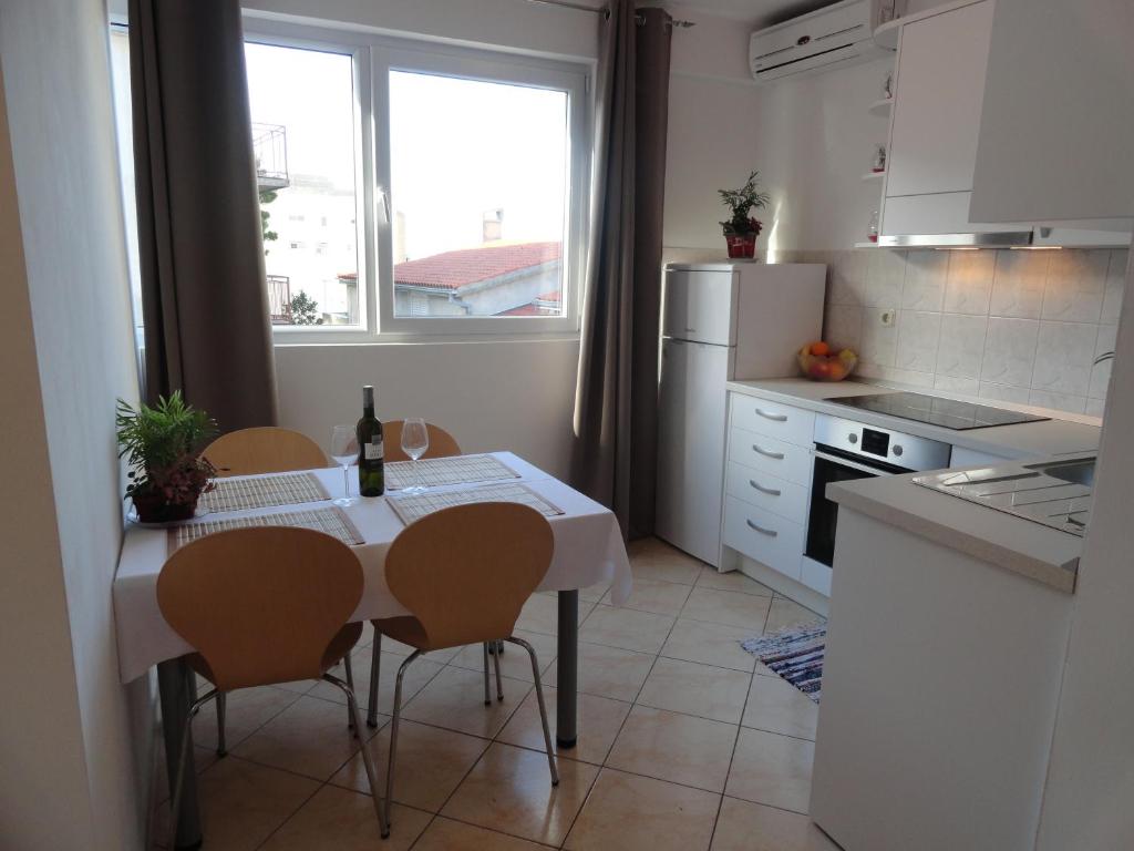Kuchyňa alebo kuchynka v ubytovaní APARTMENTS ANICA 2