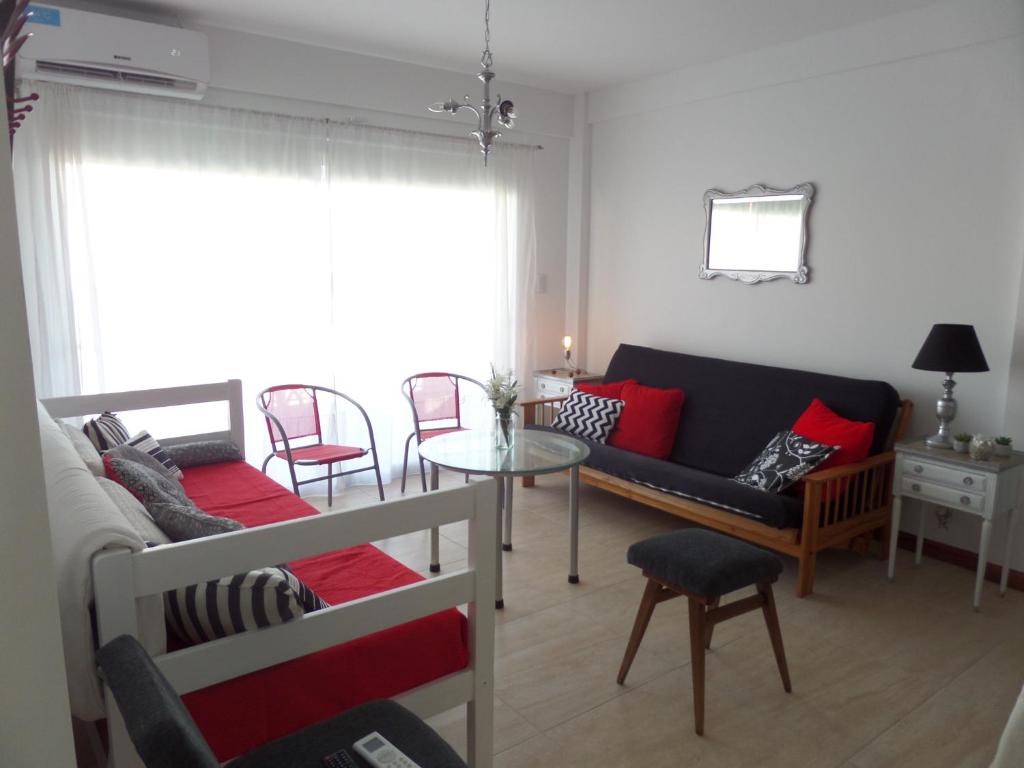 sala de estar con sofá y mesa en Francia Apartment II en Santa Fe