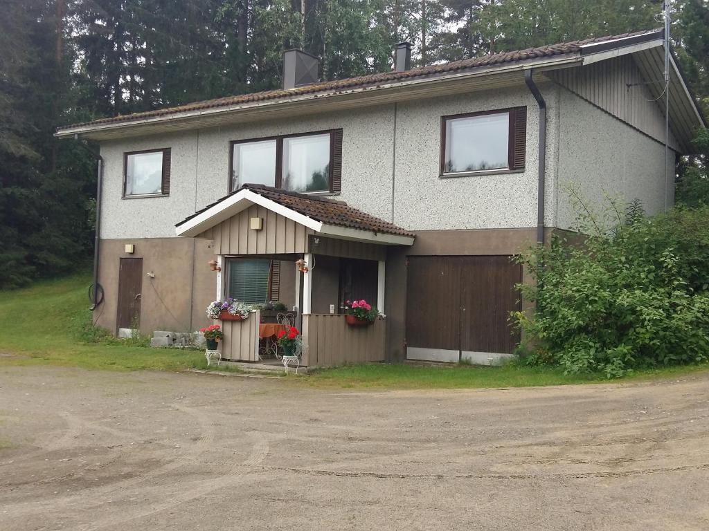 dom z ogrodzeniem i garażem w obiekcie Matkamaja w mieście Joensuu