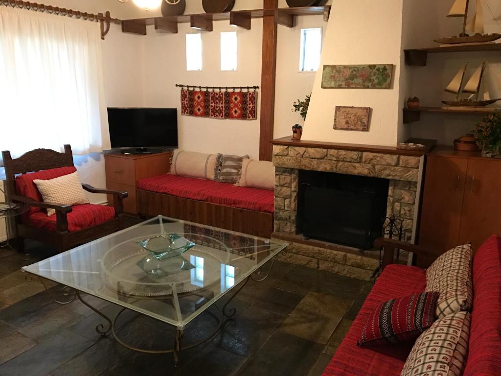 Televízia a/alebo spoločenská miestnosť v ubytovaní Villa Kazantzakis