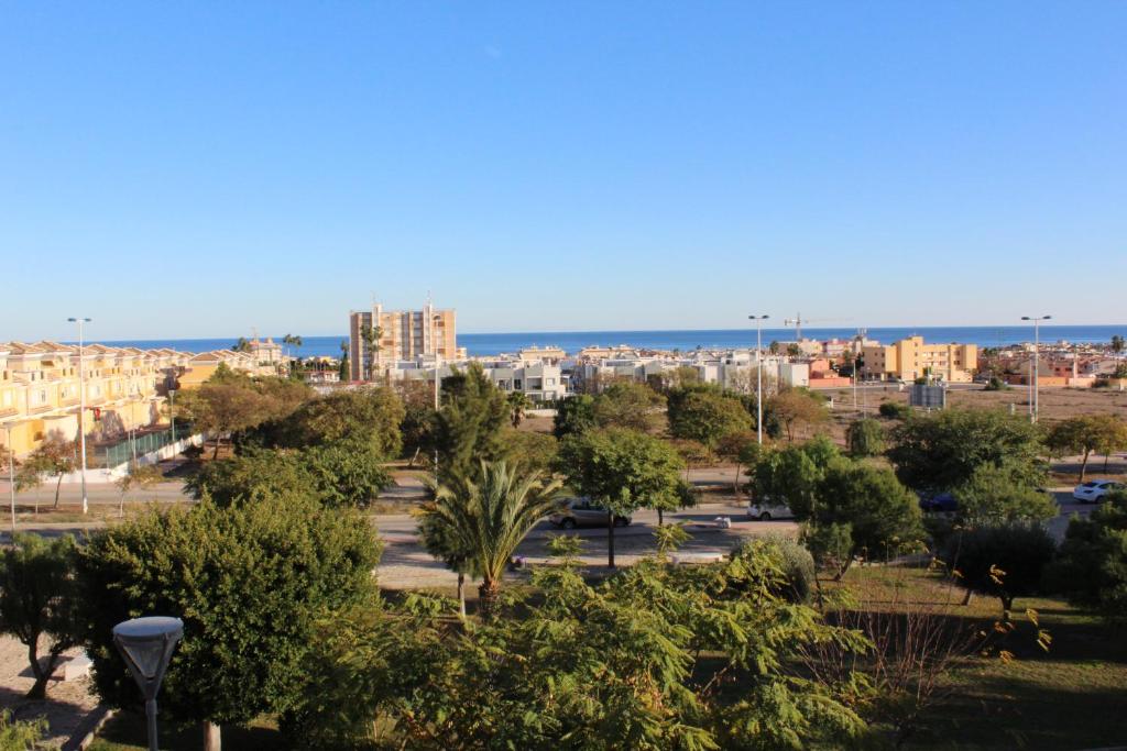 uma vista de uma cidade com o oceano ao fundo em Altos del Sol em Torrevieja