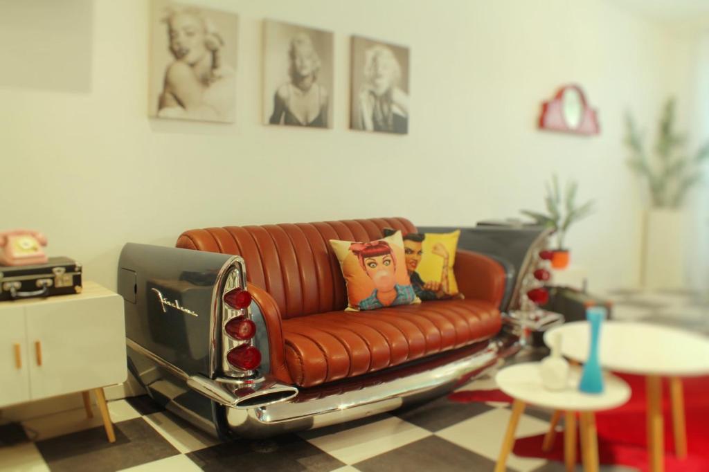 A seating area at Incantevole appartamento anni 50'