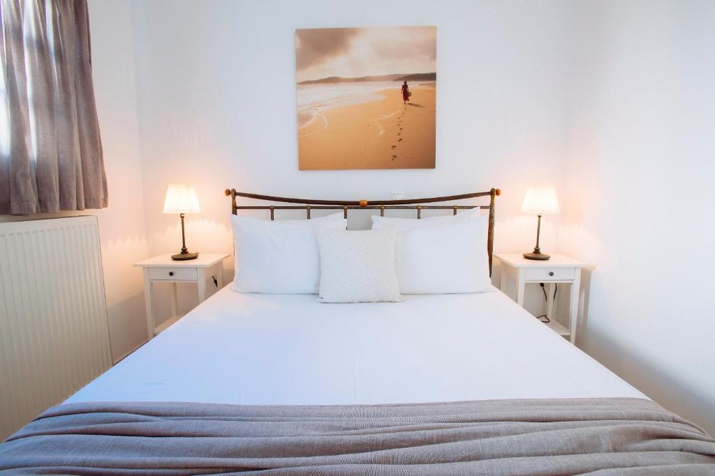 Postel nebo postele na pokoji v ubytování Vithos Seaside Aparthotel