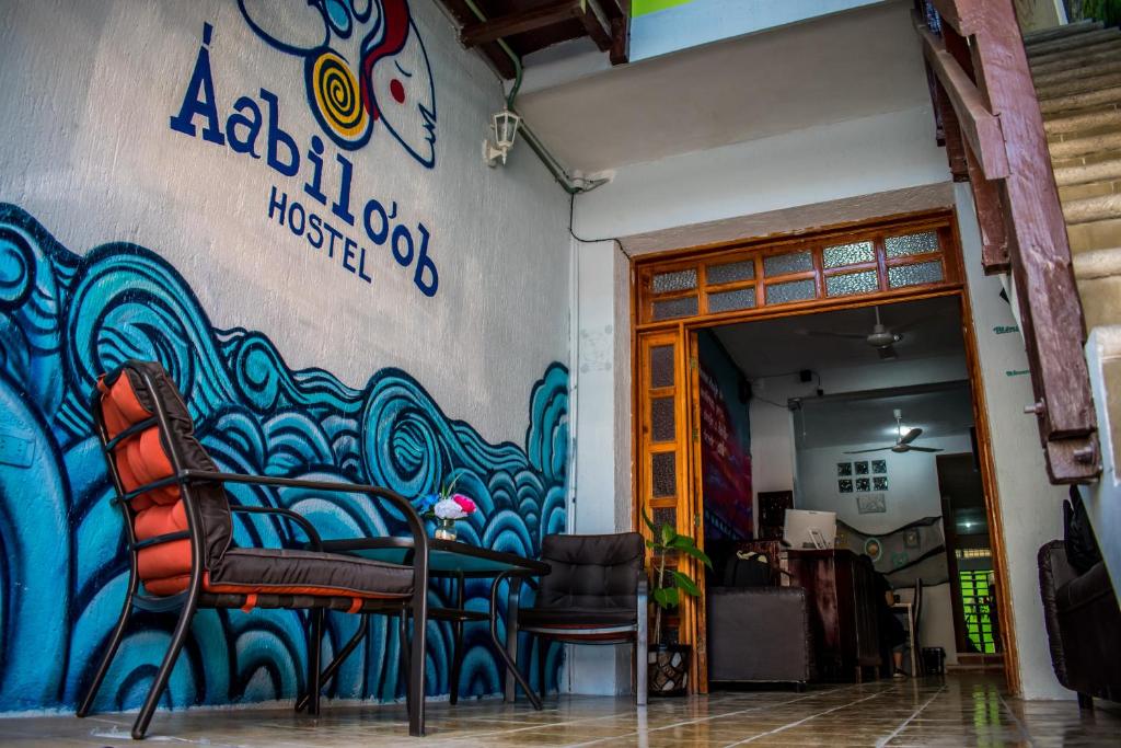 Hostel Áabilo'ob في بروغريسو: مبنى عليه جدار وعليه لوحة