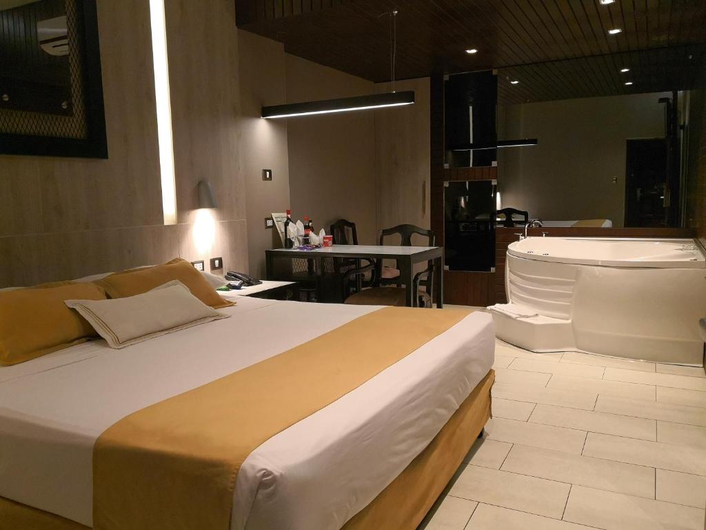 Postel nebo postele na pokoji v ubytování Hotel Las Lomas