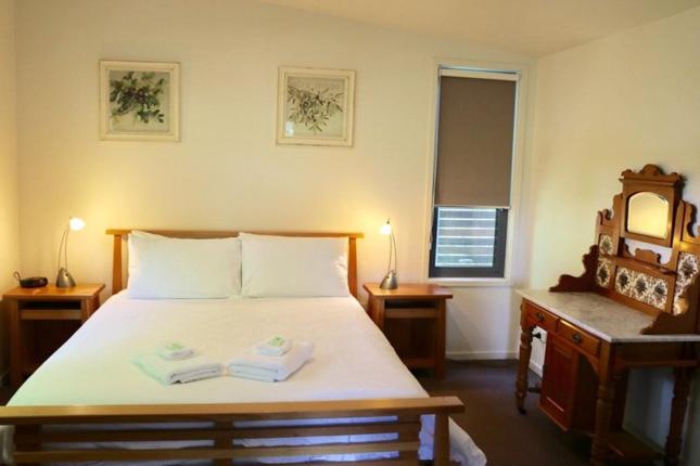 
A bed or beds in a room at Bright Woodlands Retreat
