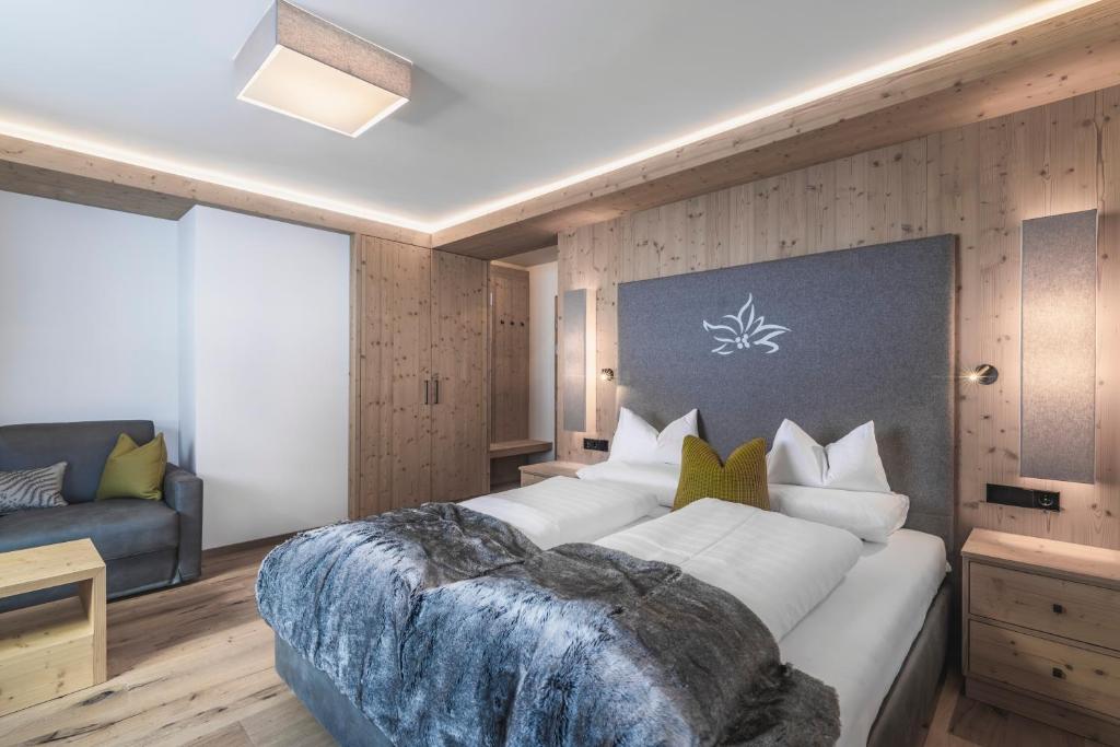 Postel nebo postele na pokoji v ubytování Hotel & Chalets Edelweiss