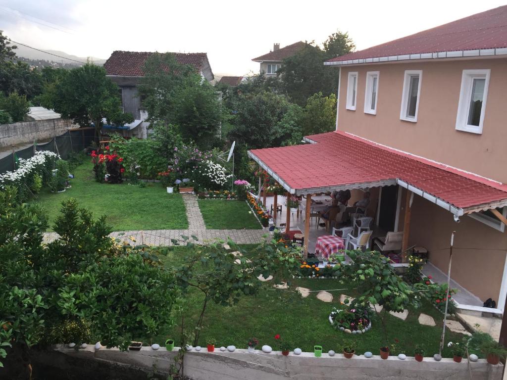 um quintal de uma casa com um jardim em Doğadaki Eviniz em Dernek
