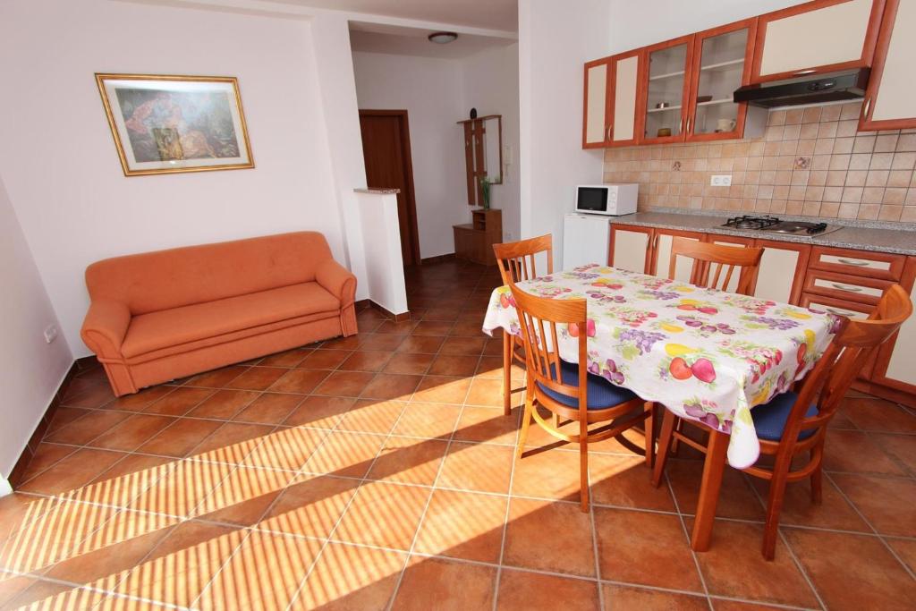 cocina y comedor con mesa y sillas en Apartments Elida, en Rovinj