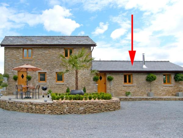 a house with a red arrow on the roof at Howle Hideaway in Walford
