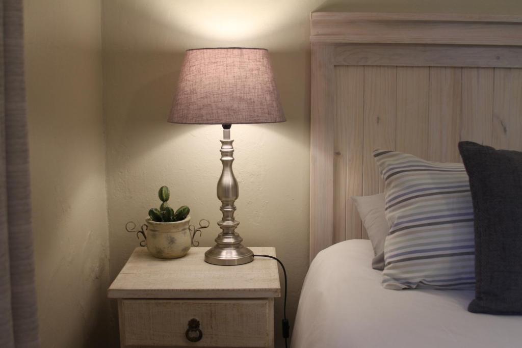 Un pat sau paturi într-o cameră la Ripple Hill Hotel