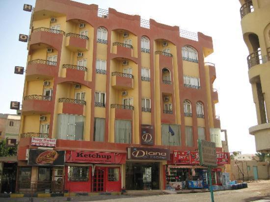 un gran edificio naranja con balcones en una calle en Diana Hotel Hurghada, en Hurghada