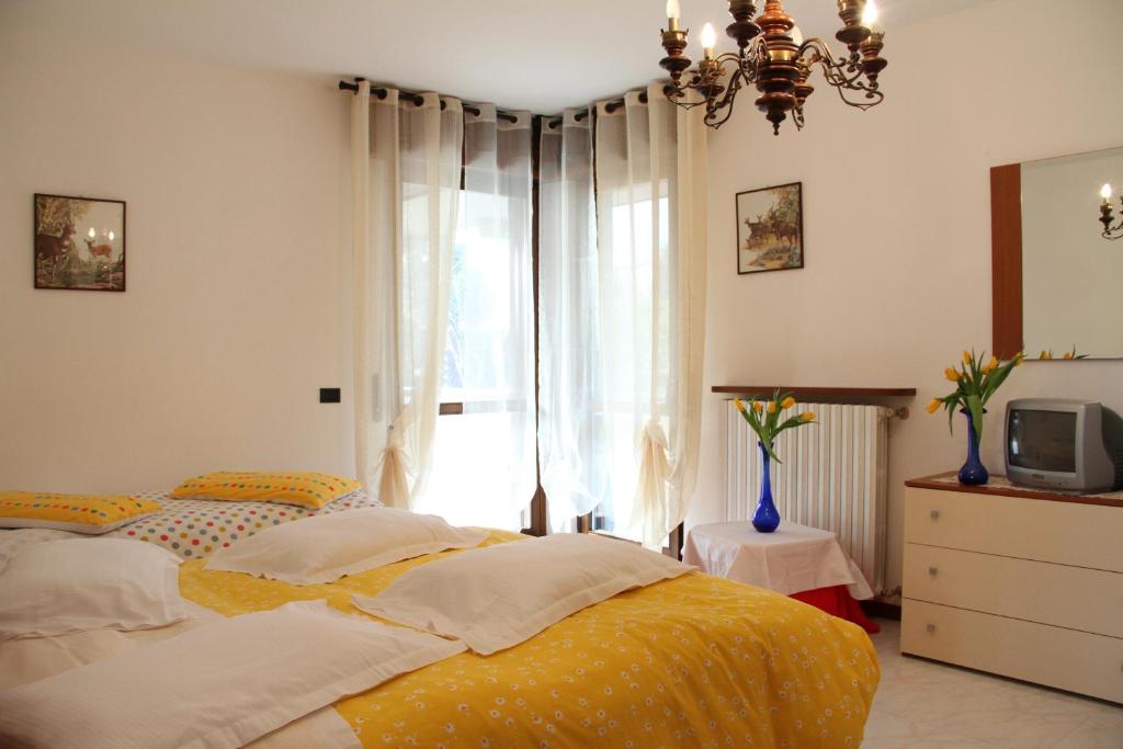 - une chambre avec 2 lits et une fenêtre dans l'établissement The Flower Garden, à Scanzorosciate