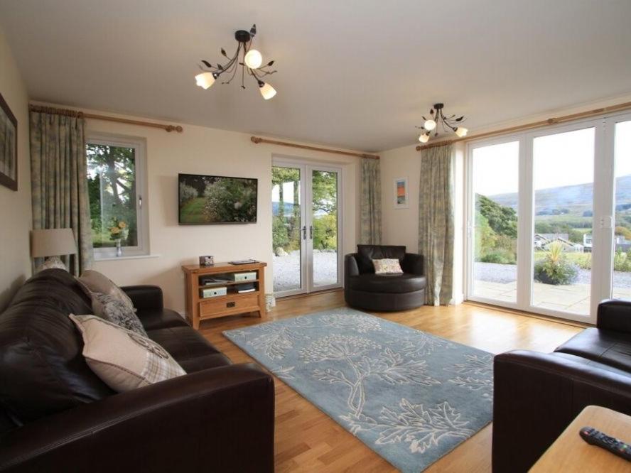 un soggiorno con un divano e un tavolo di Eribel Cottage a Threlkeld