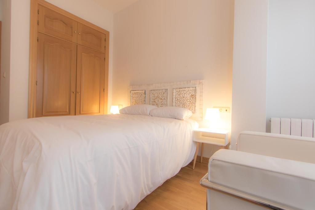 Posteľ alebo postele v izbe v ubytovaní Apartamentos Recogidas 10