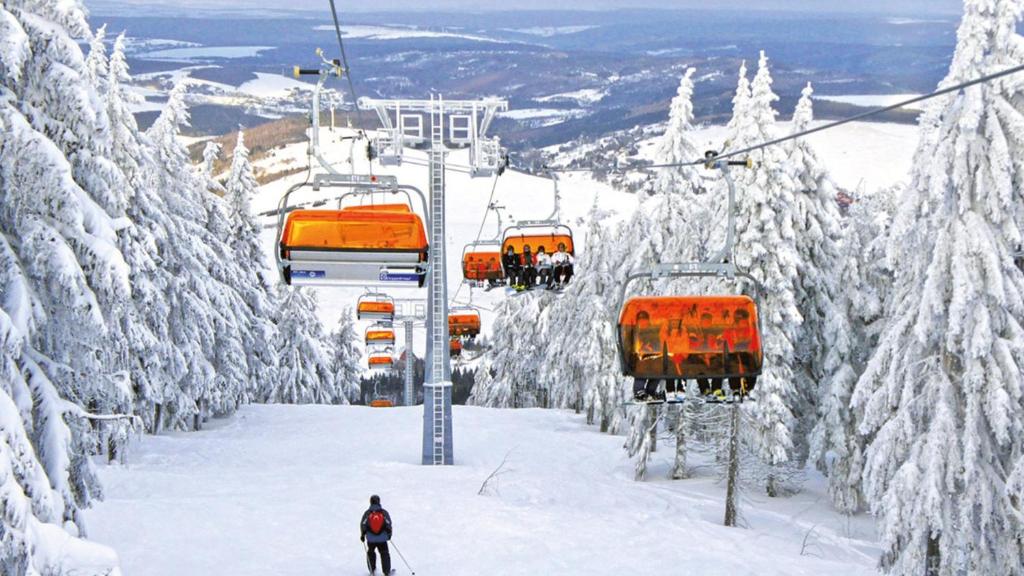een persoon op een skilift in de sneeuw bij Dvůr Stráň & Wellness in Karlsbad