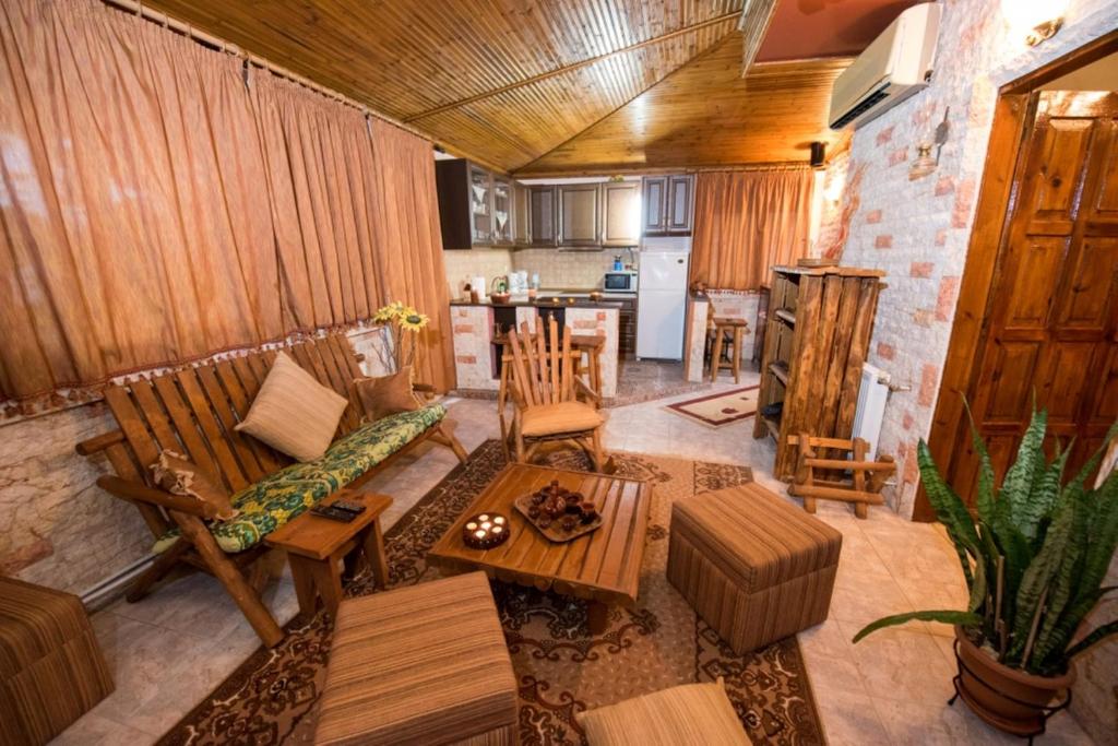 ein Wohnzimmer mit einem Sofa und einem Tisch in der Unterkunft Luxury House Papadimitriou in Asprovalta