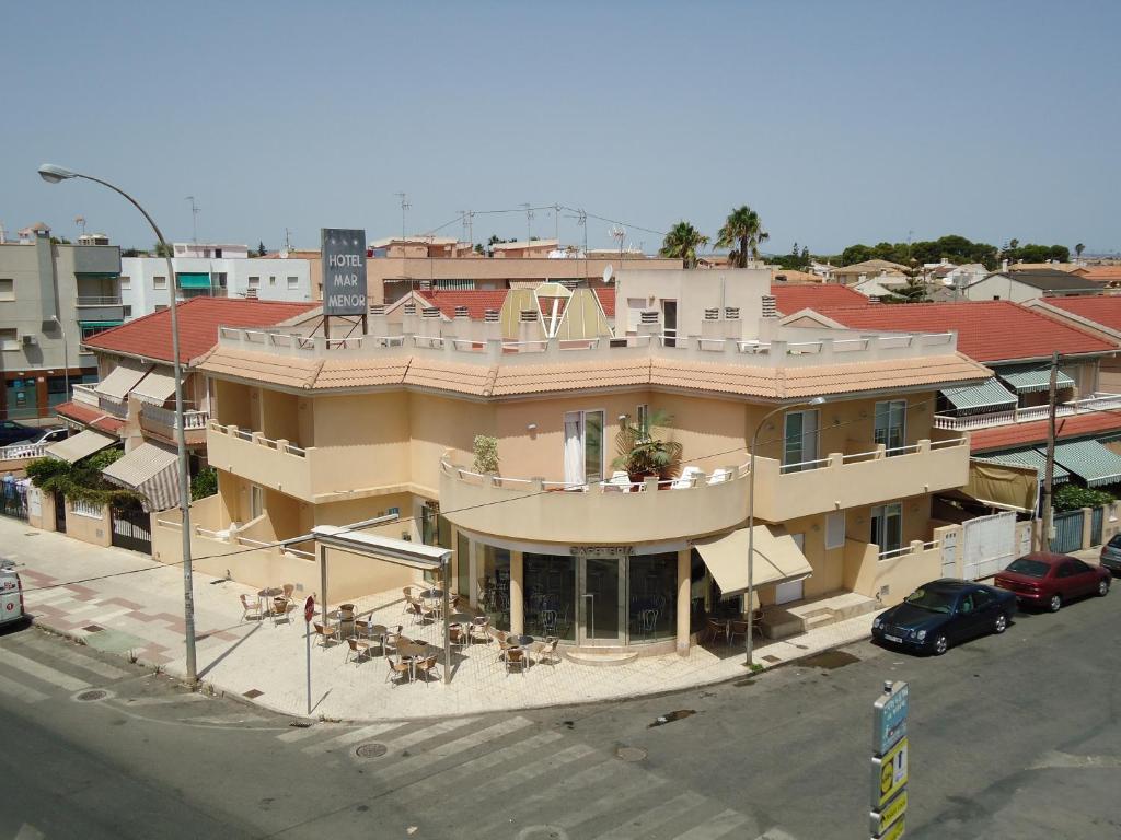 Hotel Mar Menor في سانتياغو دي لا ريبيرا: مبنى على زاوية من شارع المدينة