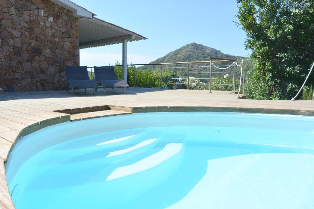 בריכת השחייה שנמצאת ב-Torraccia או באזור