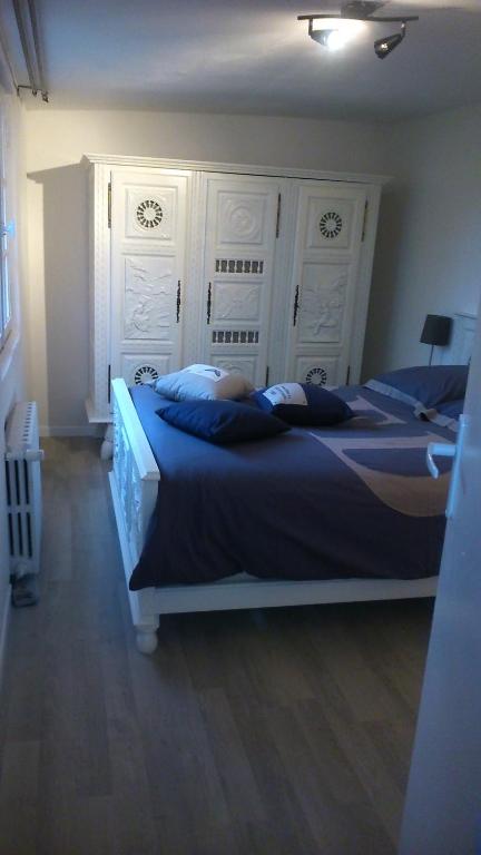 バダンにあるLa barge rousseのベッドルーム(青い掛け布団付きのベッド2台付)